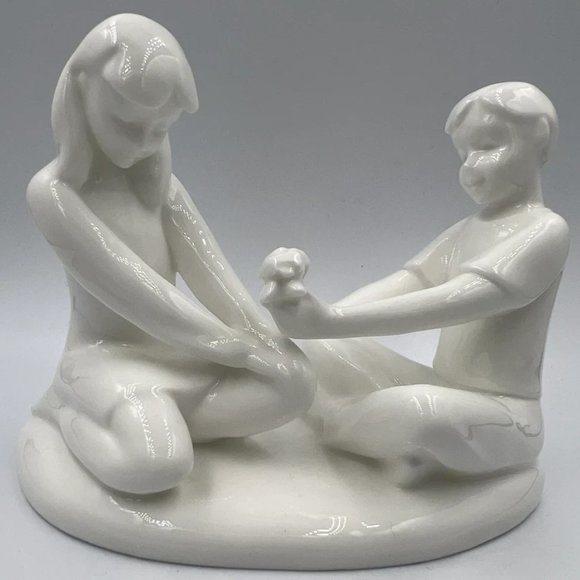 Royal Doulton Figurine Gift Of Friendship HN4446 White Bone China - 2002 - Picture 4 of 8